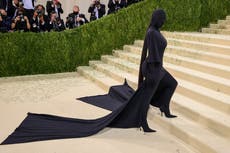 Met Gala 2021: Kim Kardashian divide a los espectadores tras llegar en body negro con la cara cubierta