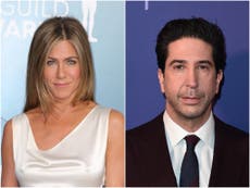 Jennifer Aniston dice que David Schwimmer es como su “hermano” y niega los rumores de citas con su coprotagonista de Friends