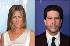 Jennifer Aniston dice que David Schwimmer es como su “hermano” y niega los rumores de citas con su coprotagonista de Friends