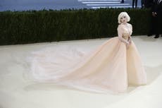 Billie Eilish aceptó llevar el vestido de Oscar de la Renta en la Met Gala si la marca dejaba de usar pieles
