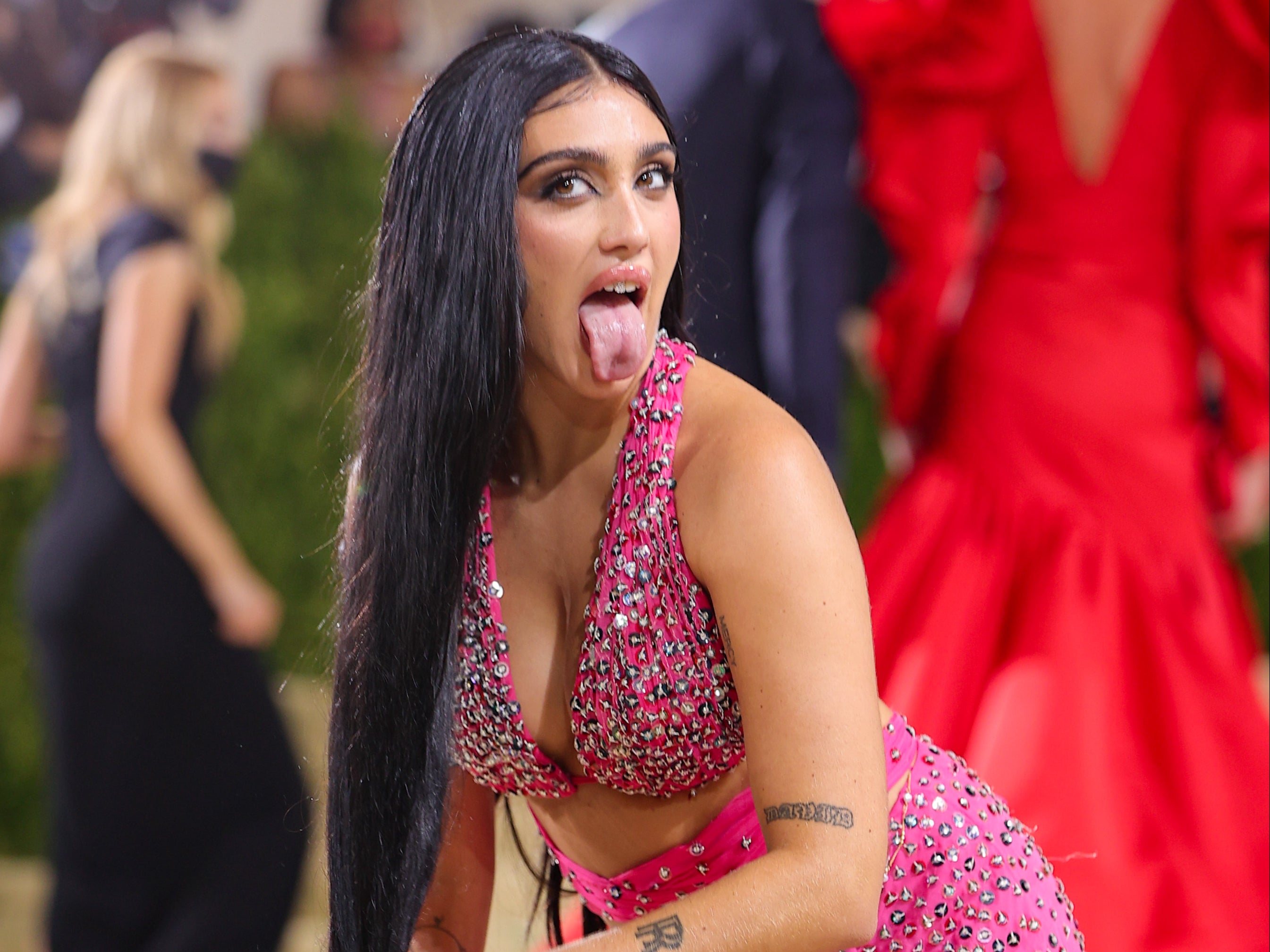 La hija de Madonna, Lourdes Leon, debuta en la Met Gala mostrando el vello de las axilas
