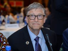 Bill Gates parece nervioso cuando un reportero lo interroga sobre su relación con Jeffrey Epstein