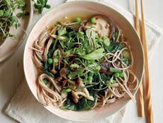 Esta sopa de fideos con miso es perfecta para una cena saludable y abundante