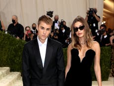 Justin Bieber y Hailey Baldwin acosados con cánticos de “Selena” en Met Gala