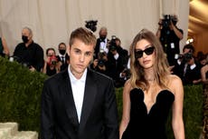 Justin Bieber y Hailey Baldwin acosados con cánticos de “Selena” en Met Gala