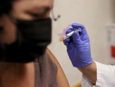 El panel de la FDA rechaza el plan para las vacunas de refuerzo contra el COVID por falta de datos