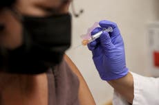 El panel de la FDA rechaza el plan para las vacunas de refuerzo contra el COVID por falta de datos