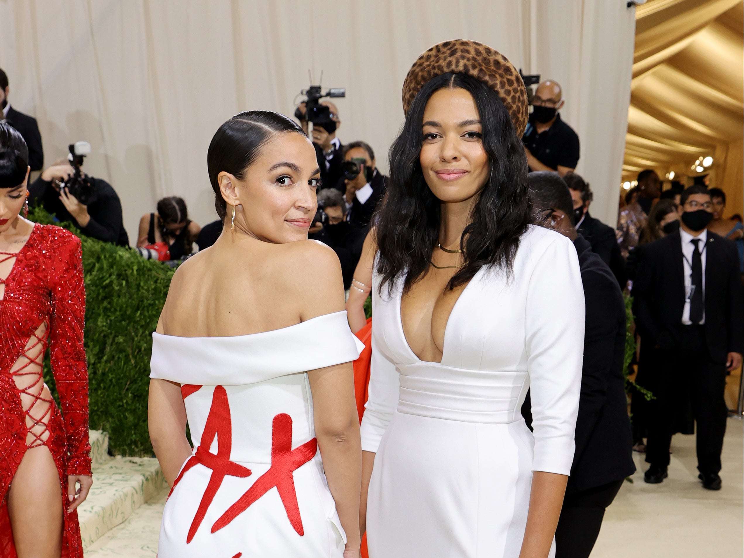 Diseñadora afirma que el vestido Met Gala de AOC se inspiró en su propio diseño: “¿Te parece familiar?”