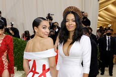Diseñadora de vestido de ‘Tax the Rich’ de AOC acusada de deber miles en impuestos y no pagarle a los pasantes