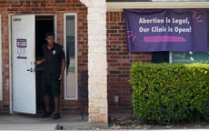 Disminuyen abortos en Texas; aumentan en estados vecinos
