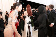 Kim Kardashian dice que no podía ver a su hermana Kendall a través de su atuendo de Met Gala
