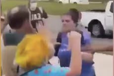 Estudiante golpeó a predicador con letrero que decía “las mujeres pertenecen a la cocina”