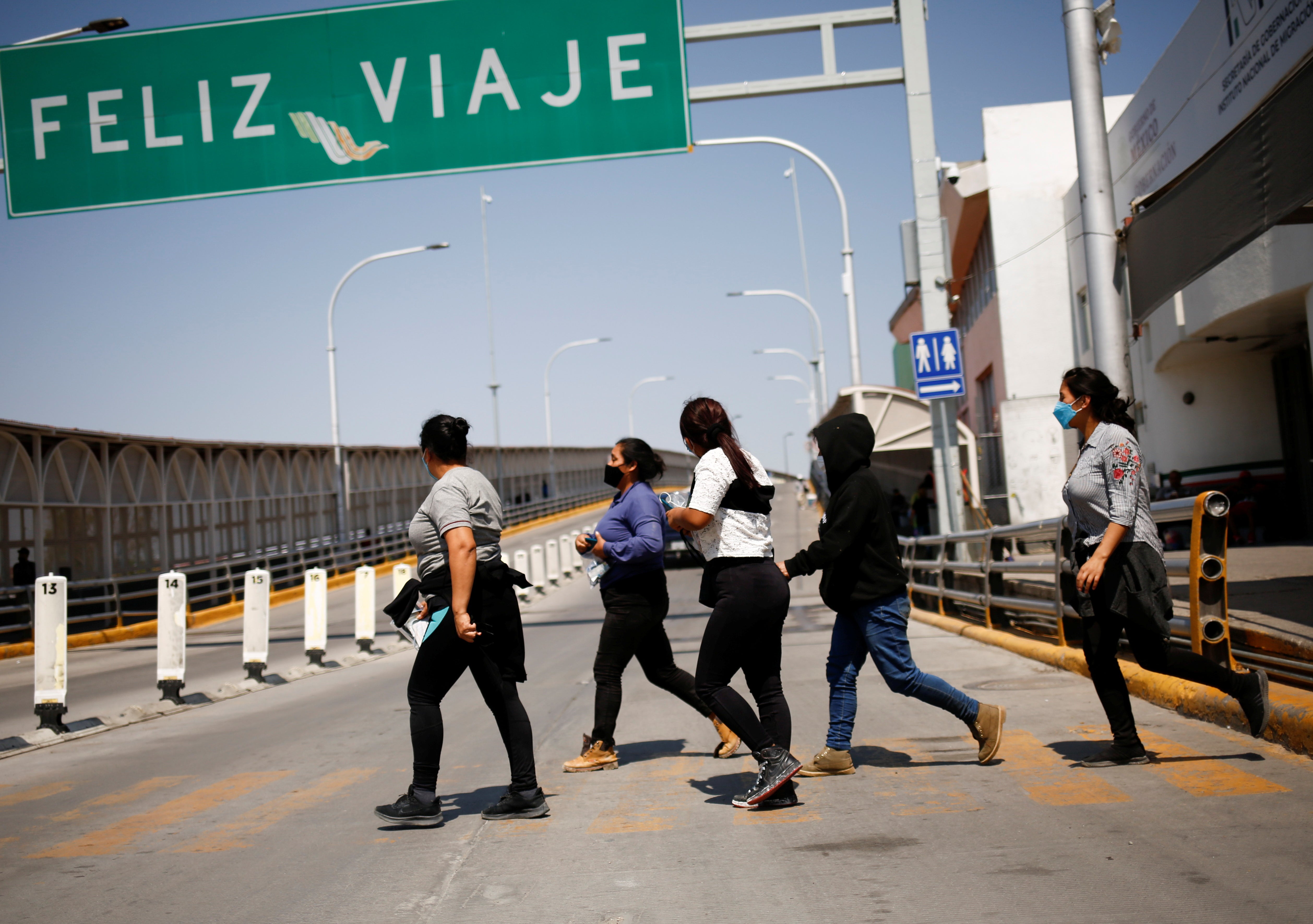 Administración de Biden no puede expulsar a migrantes bajo regla de salud pública, dictamina juez 