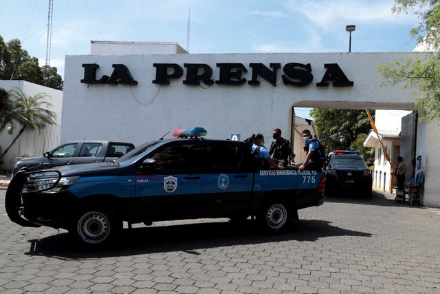 <p>Miembros de la policía permanecen en la entrada de una propiedad de Editorial La Prensa durante un operativo de búsqueda, en Managua, Nicaragua, el 13 de agosto de 2021. </p>