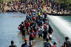 Miles de migrantes haitianos acampan bajo puente en Texas