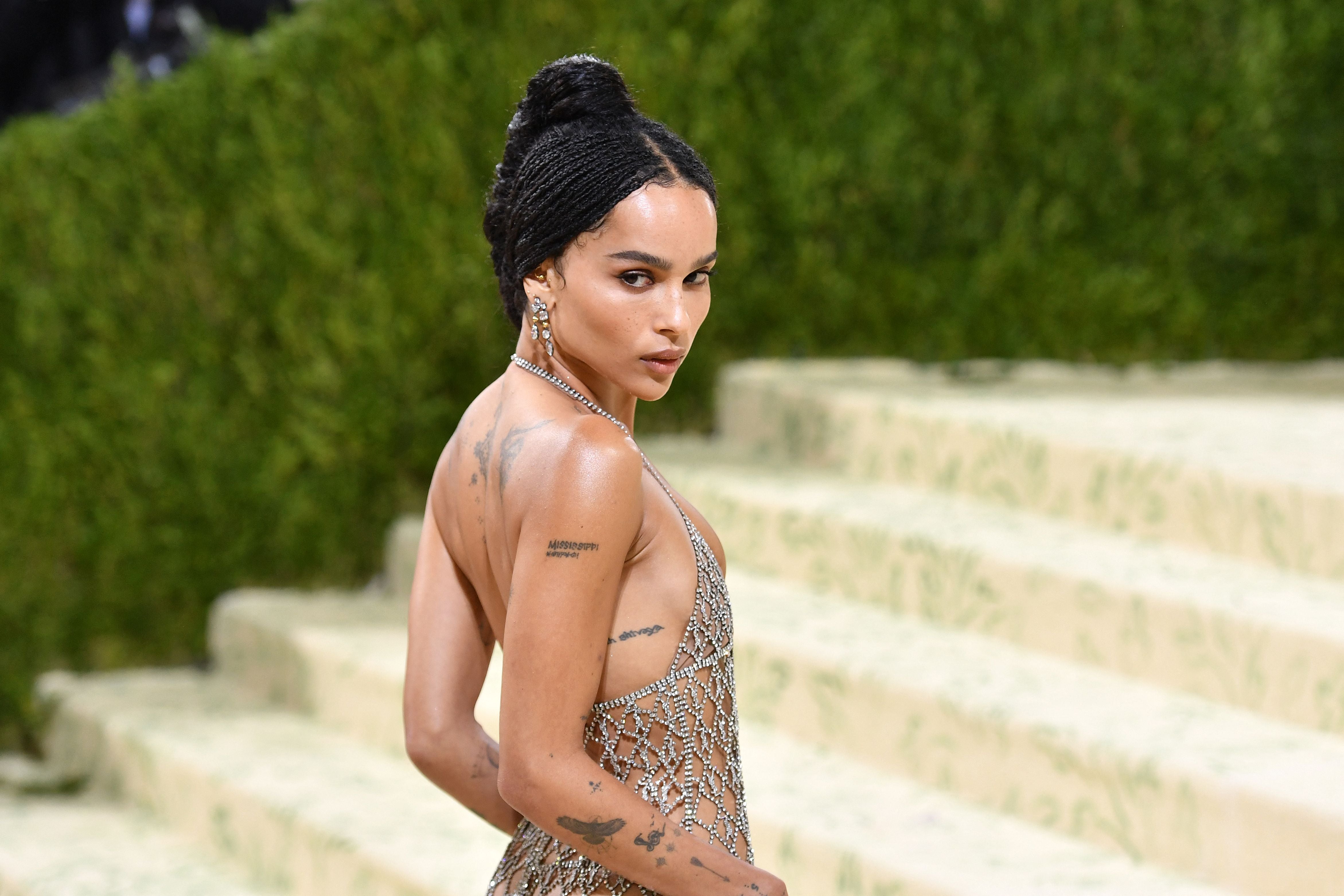 Zoë Kravitz responde a crítica de su vestido de Met Gala prácticamente desnudo