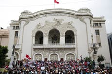 Chocan opositores y partidarios del presidente de Túnez
