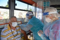 Por distintas vías, EEUU y UE tratan de impulsar vacunación