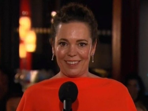 Olivia Colman acepta Emmy entre lágrimas: “Perdí a mi padre durante el COVID, le hubiera encantado todo esto”