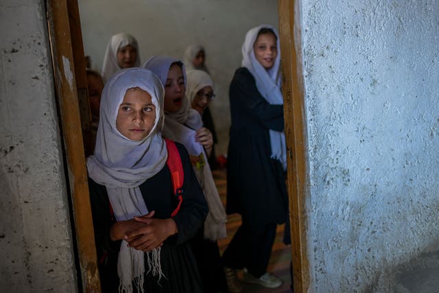 Colegialas se reúnen en su clase después de llegar a una escuela segregada por género en Kabul el 15 de septiembre de 2021