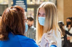 Profesora de ciencias arrestada por dar la vacuna contra covid a un menor