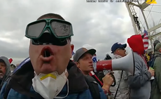 Nuevo video muestra a un alborotador del Capitolio echando espuma por la boca