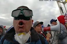 Nuevo video muestra a un alborotador del Capitolio echando espuma por la boca
