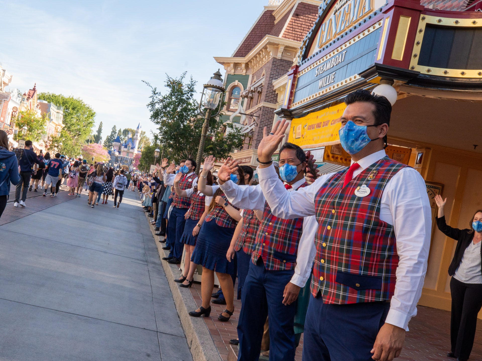 Miles demandan a Disneyland por salarios bajos