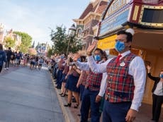 Miles demandan a Disneyland por salarios bajos