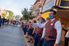 Miles demandan a Disneyland por salarios bajos