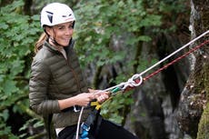Kate Middleton hace rápel durante una visita al Distrito de Los Lagos