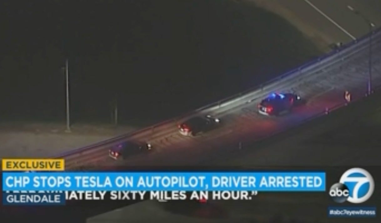 California: Conductora borracha de Tesla es arrestada tras encender piloto automático y desmayarse en el carro