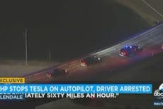California: Conductora borracha de Tesla es arrestada tras encender piloto automático y desmayarse en el carro