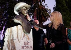 Develan busto de Burt Reynolds en cementerio de Hollywood