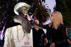 Develan busto de Burt Reynolds en cementerio de Hollywood