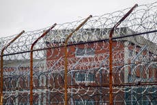“Anarquía total”: Informe revela la cruda realidad de la infame prisión Rikers Island