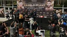 Canelo Álvarez y Caleb Plant llegan a los golpes en una acalorada conferencia de prensa previa a la pelea
