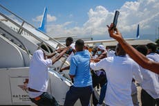 Haitianos deportados tratan de subirse de nuevo a avión