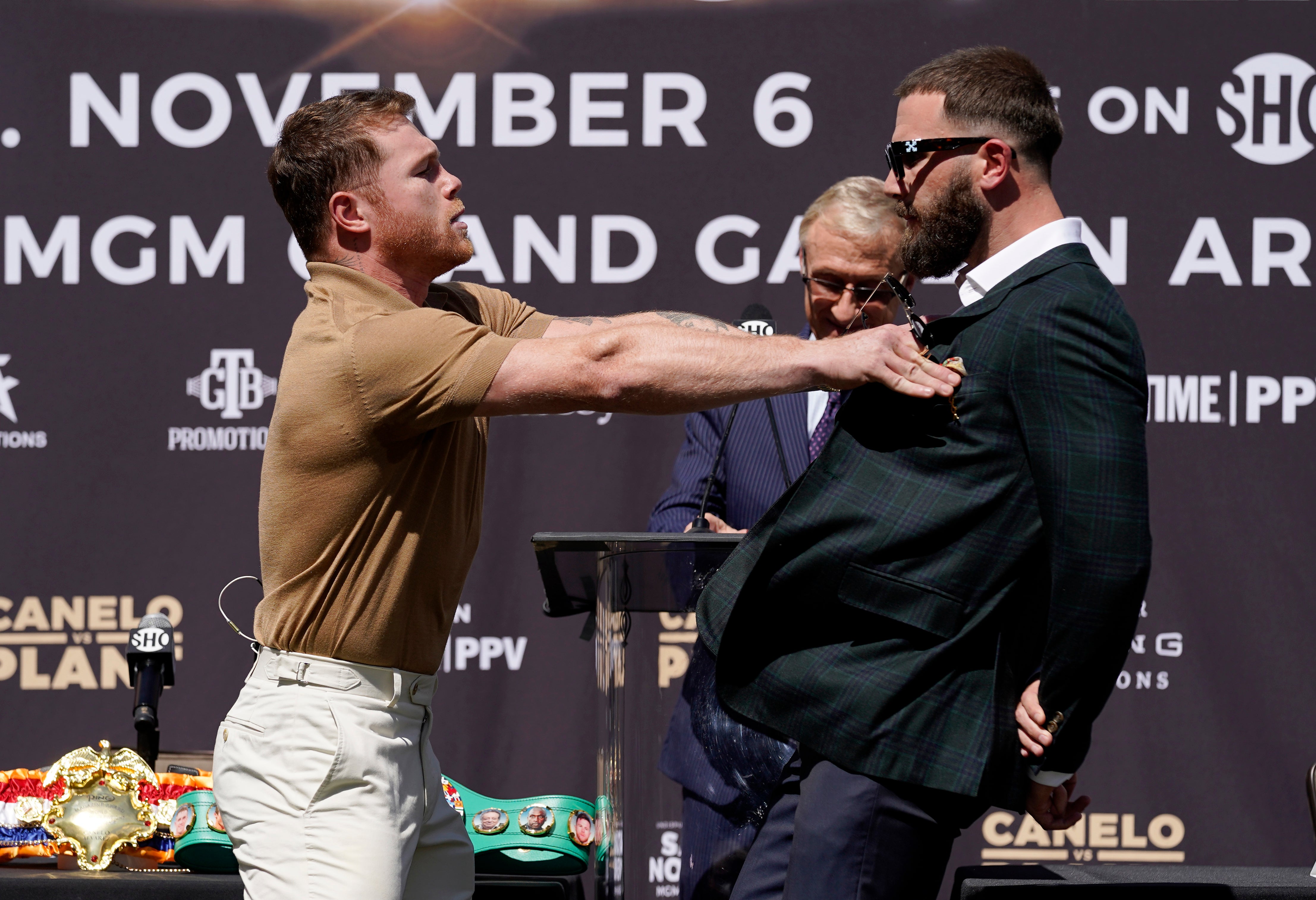 Saúl “Canelo” Álvarez y Caleb Plant se lían a golpes en conferencia de prensa
