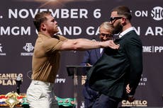 Saúl “Canelo” Álvarez y Caleb Plant se lían a golpes en conferencia de prensa