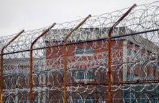 Legisladores federales piden cerrar cárcel de Rikers Island
