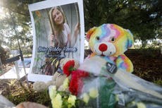 Gabby Petito: padrastro pone flores en el sitio donde se encontró el cuerpo de YouTuber