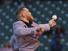 Conor McGregor reacciona al horrendo primer lanzamiento en el juego de béisbol de los Cachorros de Chicago