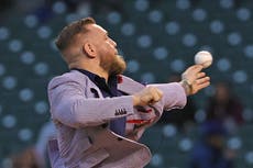 Conor McGregor reacciona al horrendo primer lanzamiento en el juego de béisbol de los Cachorros de Chicago