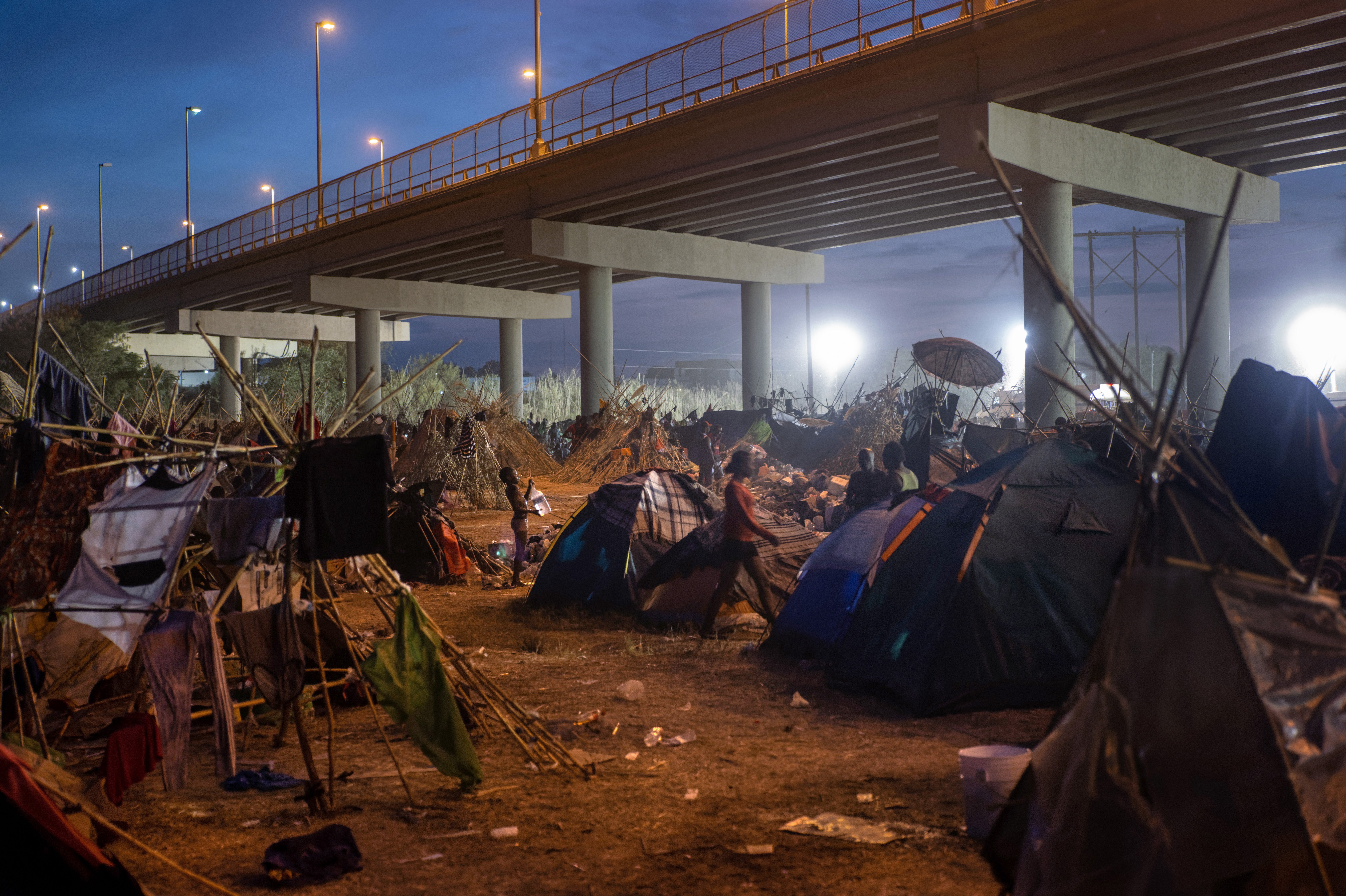 Los migrantes haitianos hicieron un campamento justo debajo del puente fronterizo
