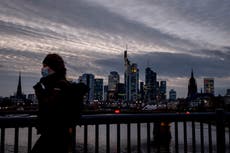 Alemania retira paga por enfermedad a no vacunados de COVID