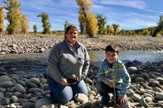 Campistas rinden tributo y ofrecen oraciones en el lugar donde se encontró el cuerpo de Gabby Petito