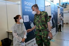 Militar portugués recibe elogios por éxito de vacunaciones
