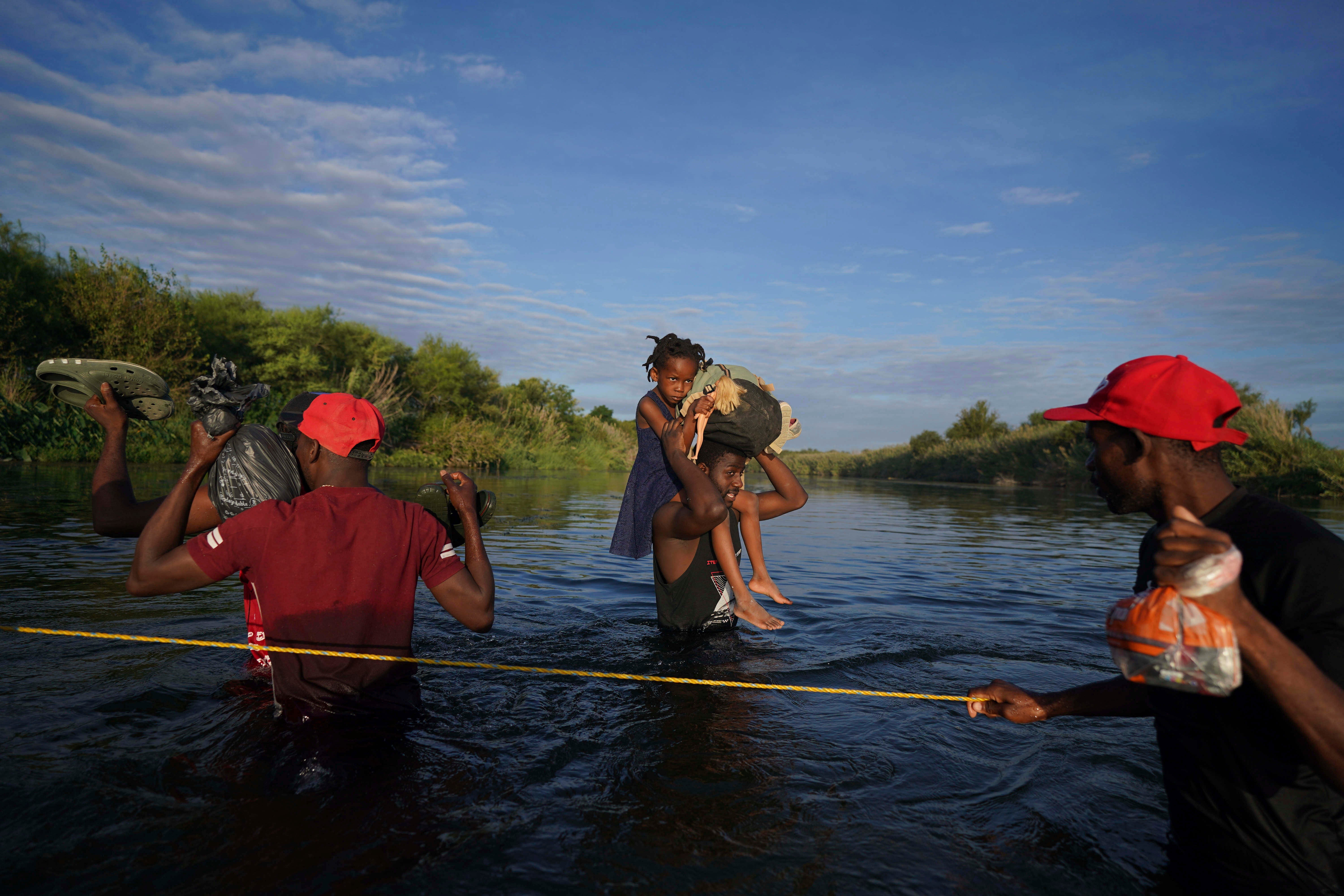 WhatsApp, redes sociales guían a migrantes haitianos a Texas