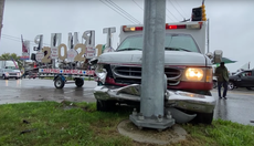 Ambulancia que remolcaba letrero gigante de “Trump Unity”, se estrella contra poste telefónico en Michigan
